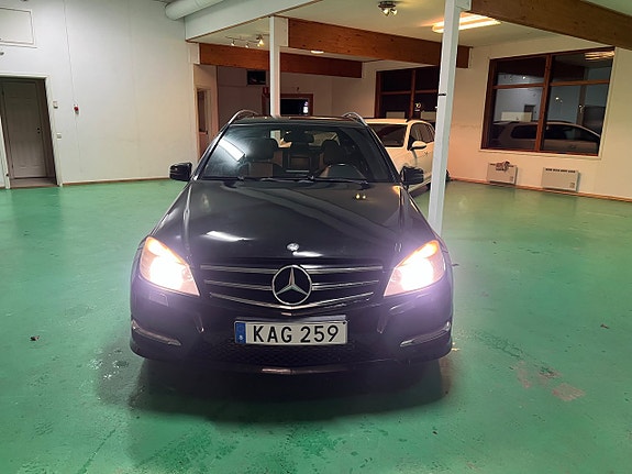 Mercedes-Benz C200 2 of 18