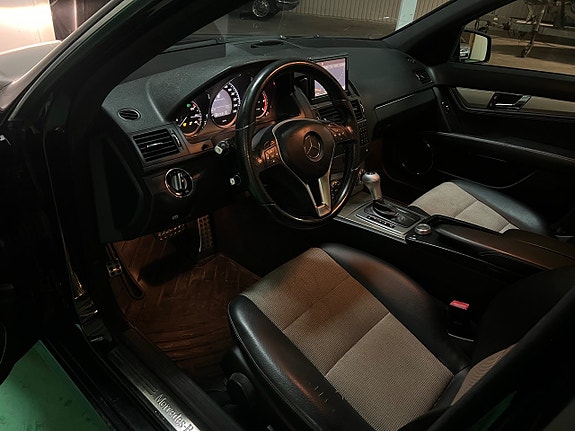 Mercedes-Benz C200 8 of 18