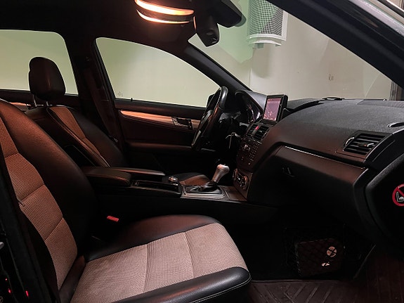Mercedes-Benz C200 11 of 18