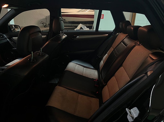 Mercedes-Benz C200 9 of 18