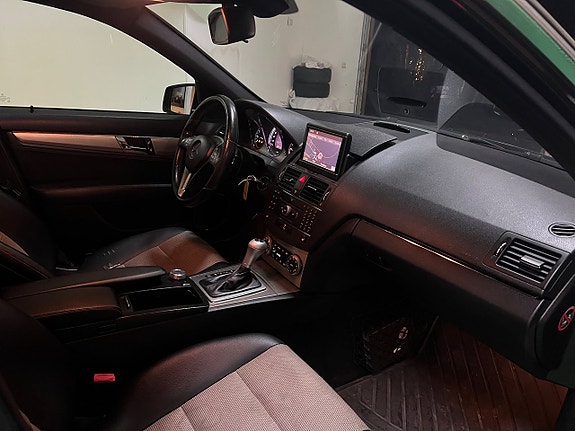 Mercedes-Benz C200 12 of 18