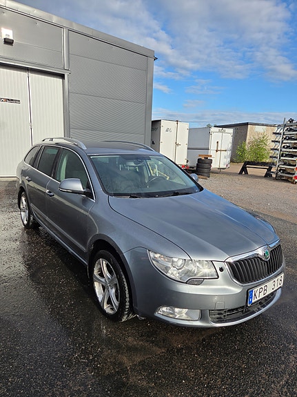 Skoda Superb 2 of 5