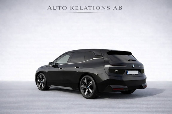 BMW iX 2 of 5