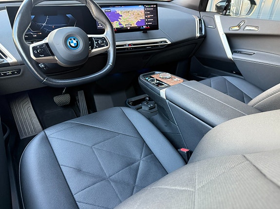 BMW iX 4 of 5