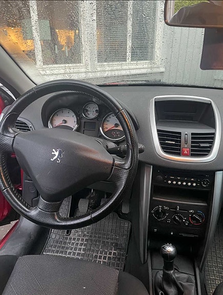 Peugeot 207 2 of 9