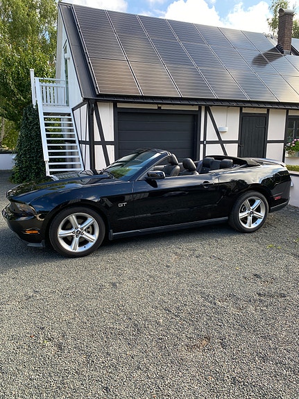 Ford Mustang 2 of 6