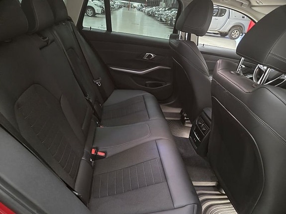 BMW 330e 5 of 10