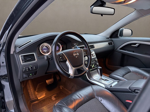 Volvo V70 3 of 5