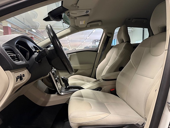 Volvo V40 12 of 18