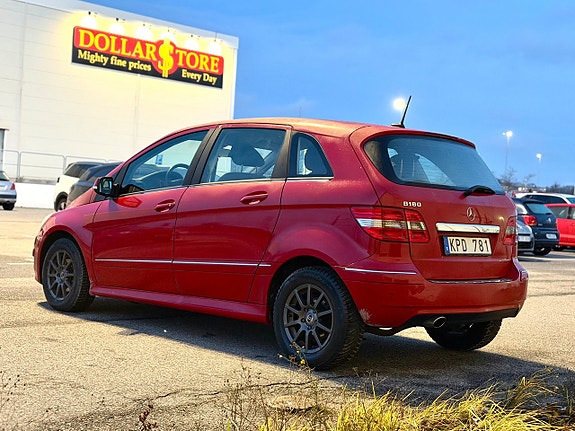 Mercedes-Benz B180 4 of 5