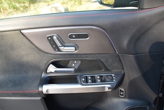 Mercedes-Benz EQB300 18 of 26