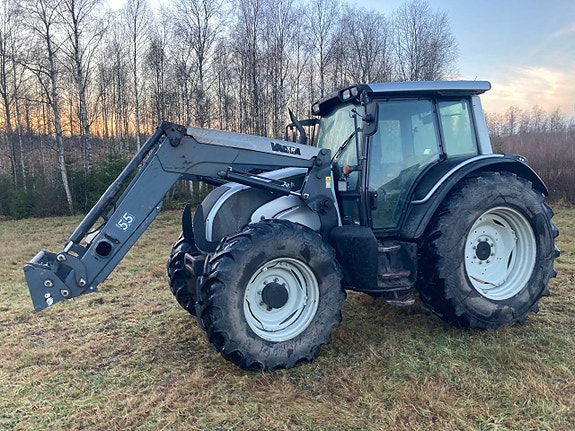 Valtra N141 Hitech med lastare