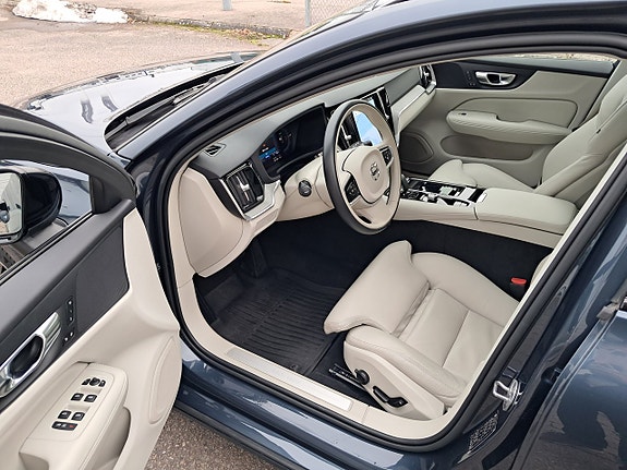Volvo V60 2 of 5