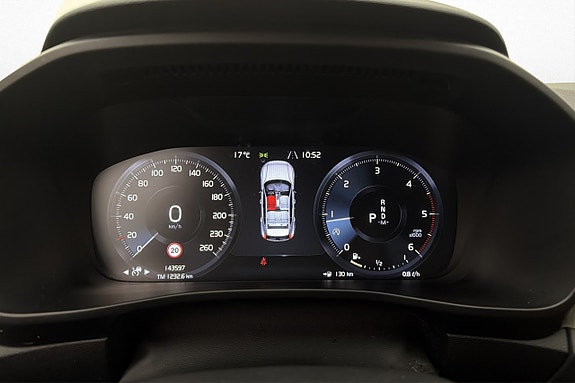 Volvo XC40 13 of 28