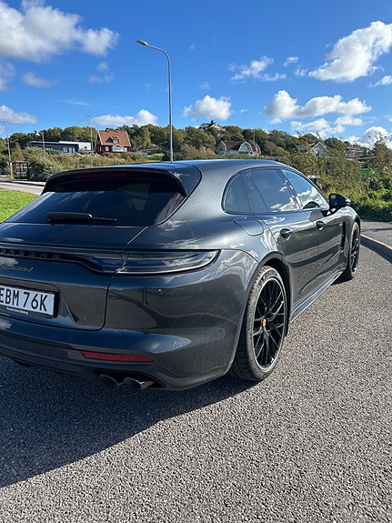 Porsche Panamera 4 2 of 5