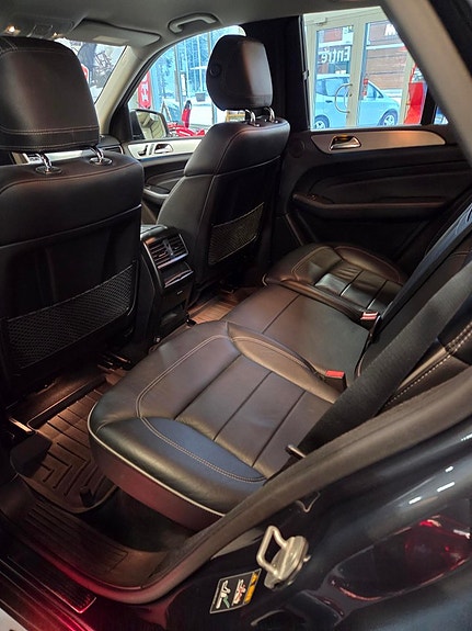 Mercedes-Benz ML350 5 of 5