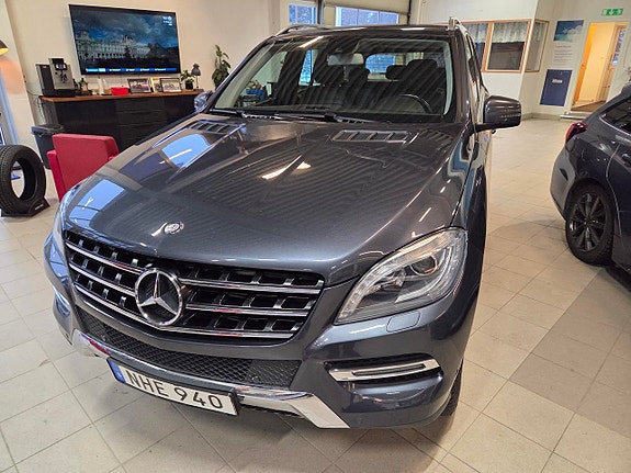 Mercedes-Benz ML350 2 of 5