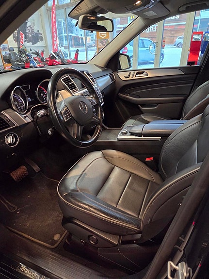Mercedes-Benz ML350 4 of 5
