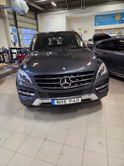 Mercedes-Benz ML350 3 of 5