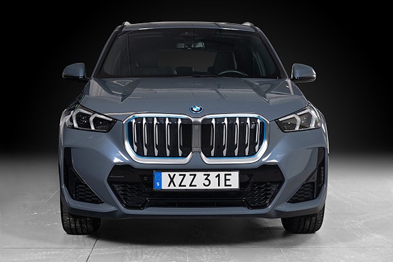 BMW iX1 4 of 5