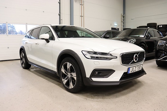 Volvo V60 Cross Country 2 of 5