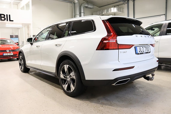 Volvo V60 Cross Country 4 of 5