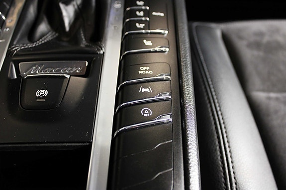 Porsche Macan 17 of 25