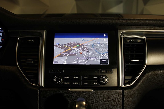 Porsche Macan 21 of 25