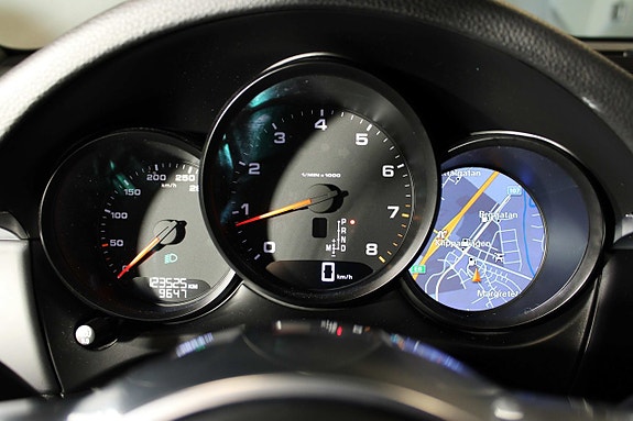 Porsche Macan 16 of 25
