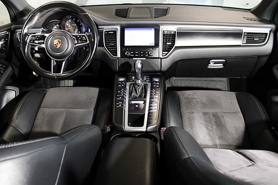 Porsche Macan 11 of 25