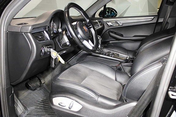 Porsche Macan 12 of 25