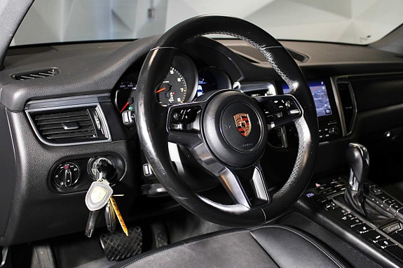 Porsche Macan 15 of 25
