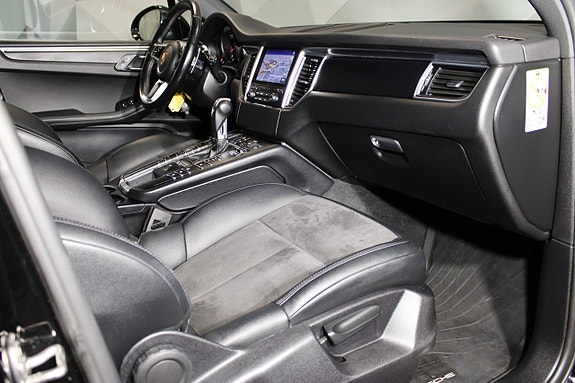 Porsche Macan 13 of 25