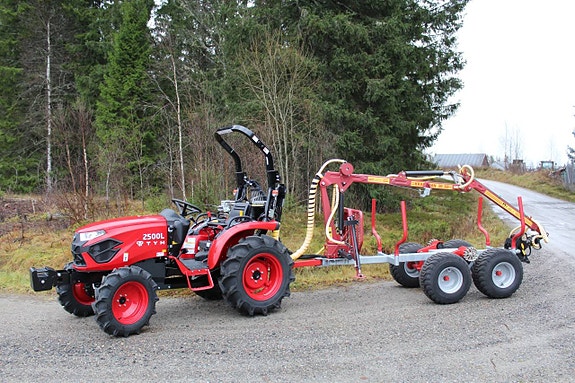 Skogsekipage Traktor TYM 2500L SKOG och Kranman T1750 4WD