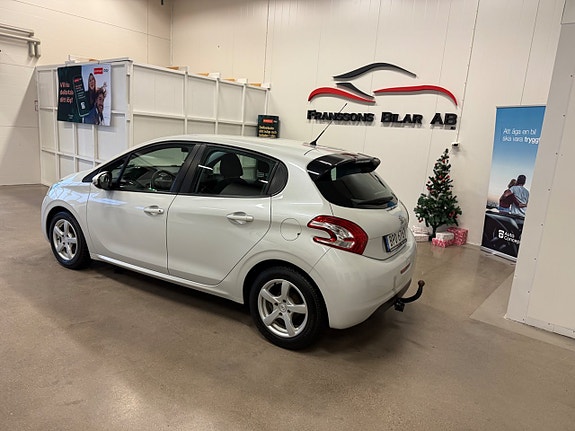Peugeot 208 2 of 5