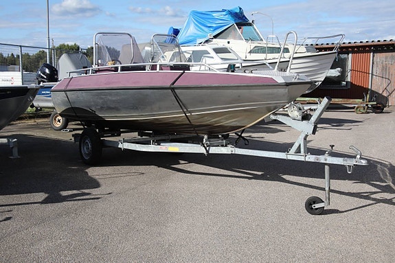 Styrpulpet - Buster L med 50 hk Suzuki och båtvagn