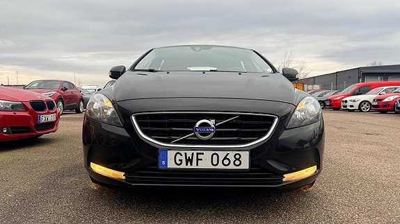 Volvo V40 2 of 19