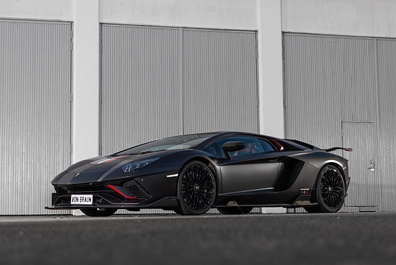 Lamborghini Aventador 2 of 5