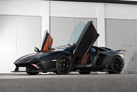 Lamborghini Aventador 4 of 5
