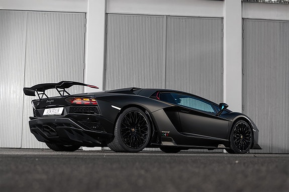 Lamborghini Aventador 3 of 5