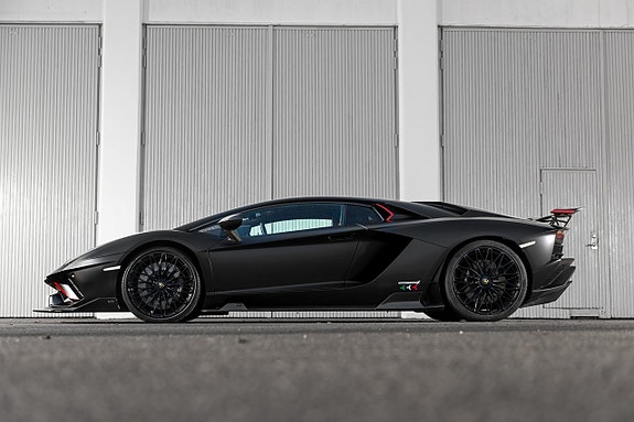 Lamborghini Aventador 5 of 5