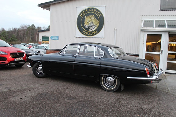 Jaguar Mark X 2 of 23