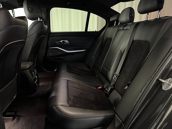 BMW 330i 11 of 27