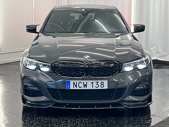 BMW 330i 2 of 5