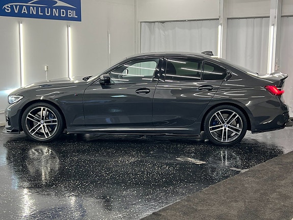 BMW 330i 4 of 5