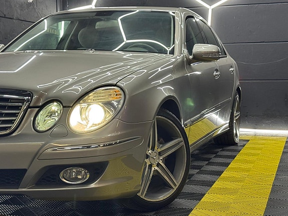 Mercedes-Benz E280 2 of 28