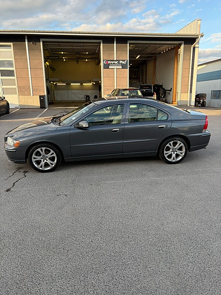 Volvo S60 2 of 5