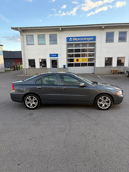 Volvo S60 4 of 5