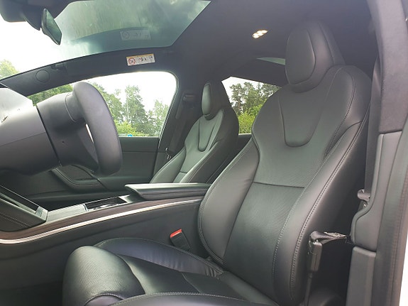 Tesla Model X 3 of 5