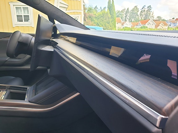 Tesla Model X 4 of 5